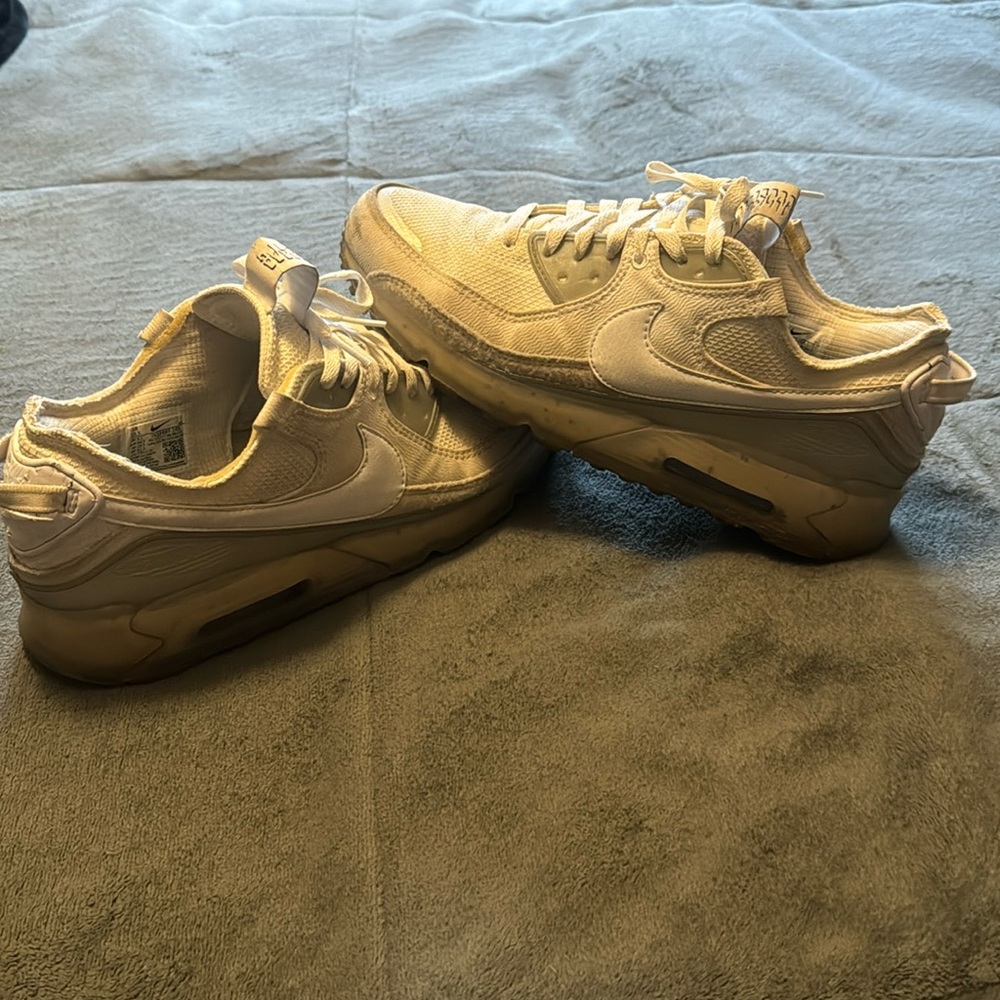 Nike Air Max 90 shoes